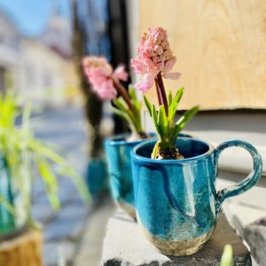 Csésze tavaszi virággal