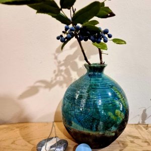 Világoskék design ékszerek türkiz raku vázával