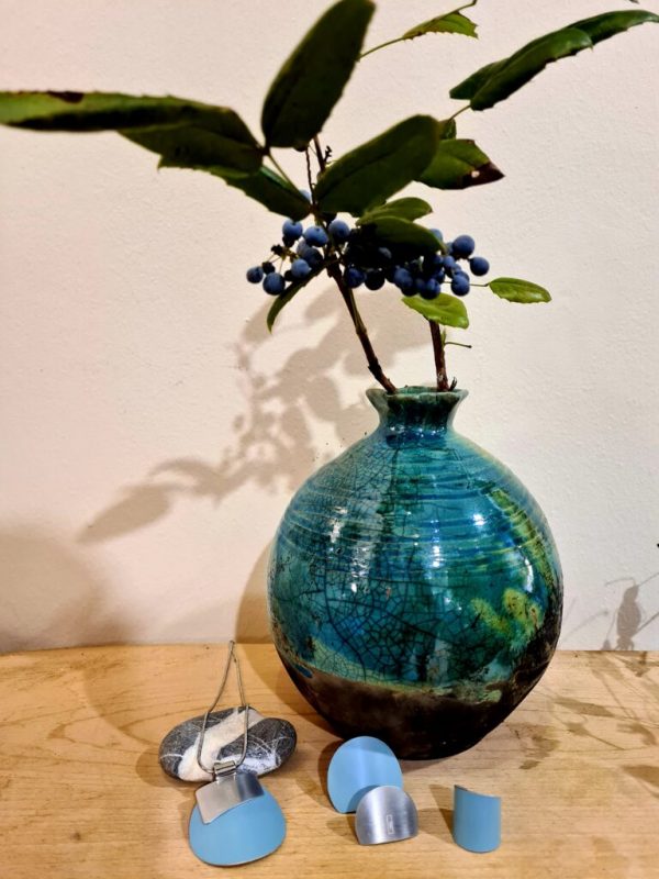 Világoskék design ékszerek türkiz raku vázával